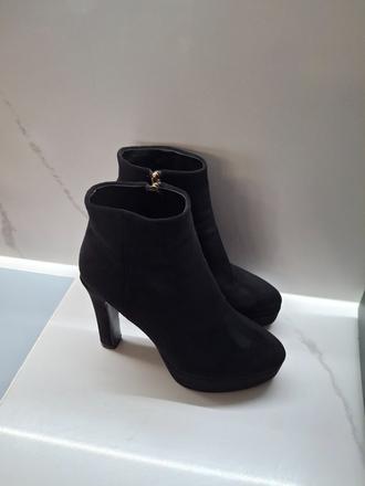 Miriase topanky na platforme, 37