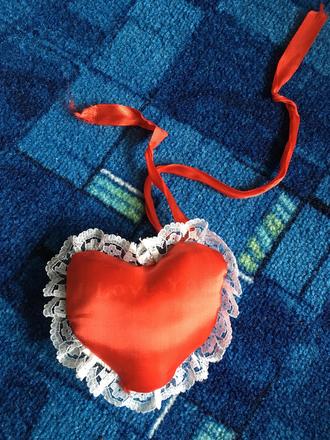 Srdiečko ozdoba na priviazanie na kočík postieľku, 