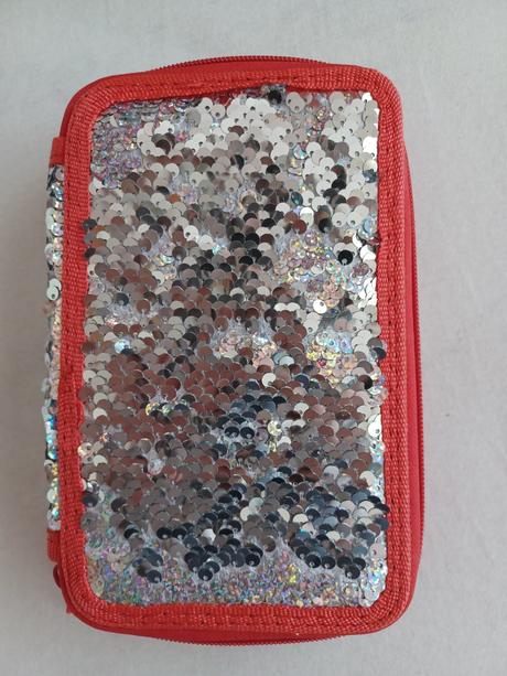 Peračník s flitrami,