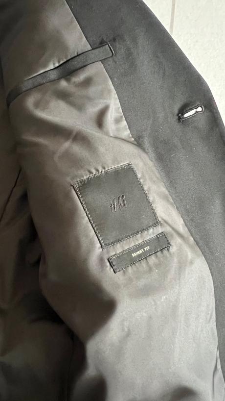 Čierny oblek - jedenkrát oblečený, 50