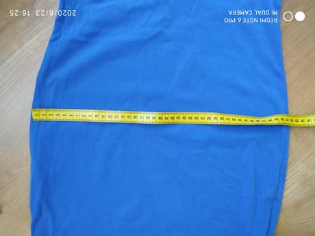 Dámske šaty s aplikáciou na chrbte, 