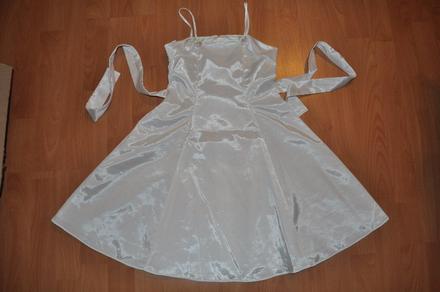 Biele saténové šaty, 110