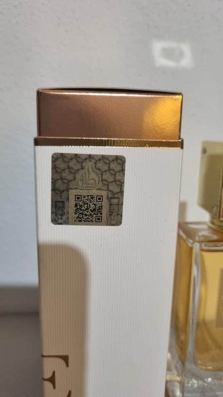 Lattafa ana abiyedh poudree, 