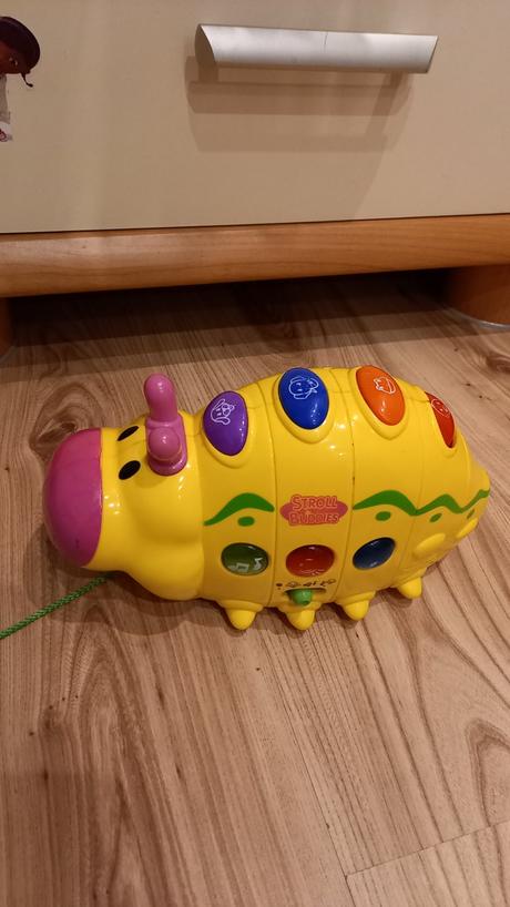 Hracka húsenice betka,