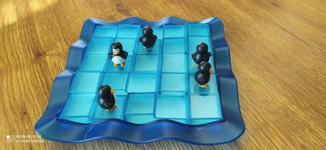 Logicka hra tučniaky na lade, 