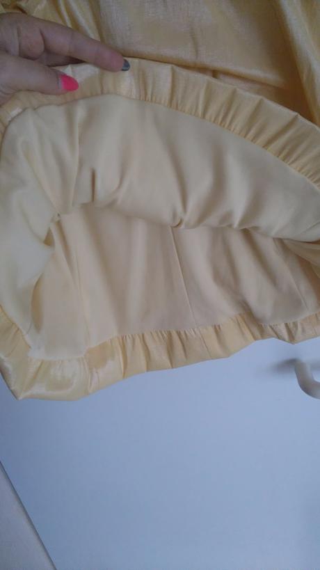 Spoločenské šaty v bledožltej až zlatistej farbe, m