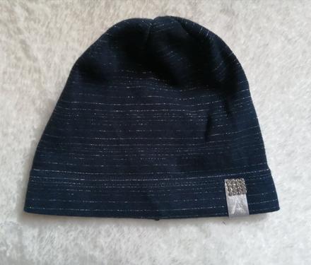 Tmavomodrá čiapka, 86