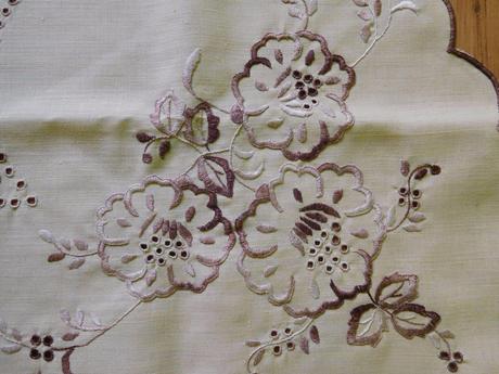 Hnedastý obrus veľký ručne vyšívaný,