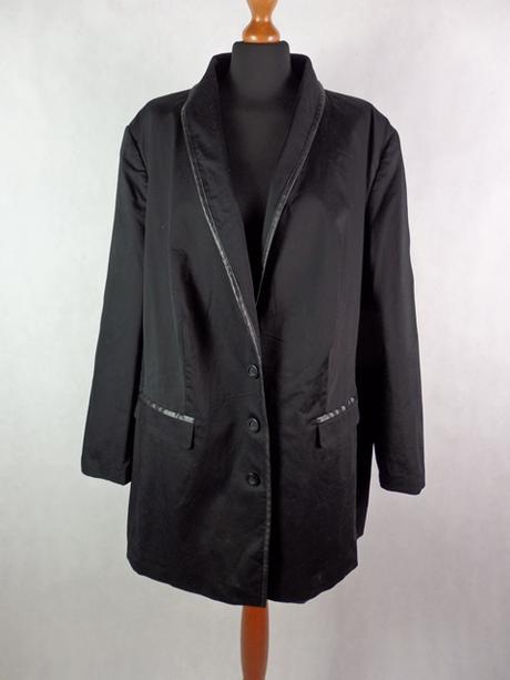 Luxusný čierny kostým, 56