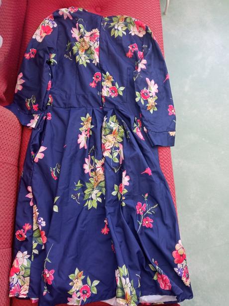 Elegantné kvetované šaty, xl