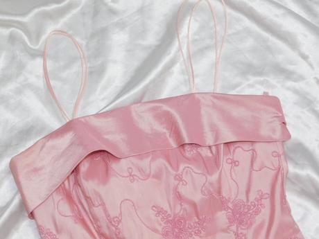 Pekne spolocenske saty, 36