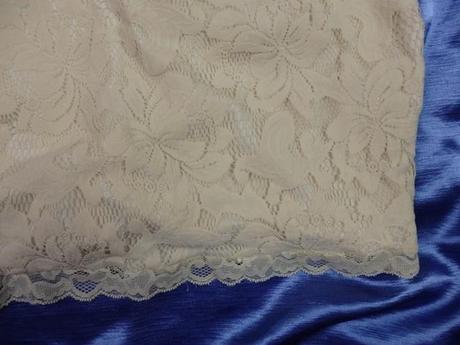 Kvalitné čipkované šaty, m