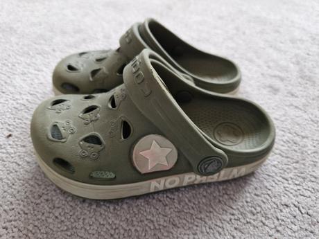 Crocs, 26