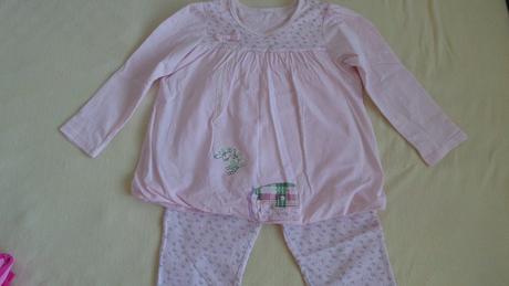 Bledoružové pyžamko, 116