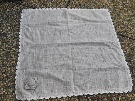 Sivé prestieranie s kvietkom., 