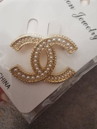 Brošňa s perličkami,