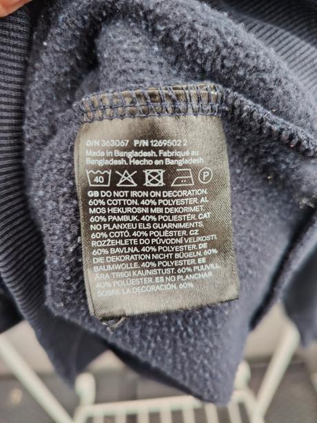 Tmavo modrá mikina h&m so žltým nápisom, h&m,xs