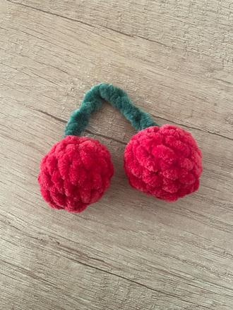 Predám ručne uháčkovaný prívesok čerešničky, 