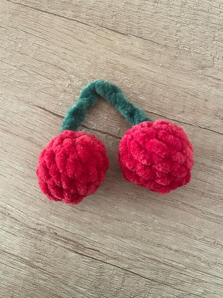 Predám ručne uháčkovaný prívesok čerešničky, 