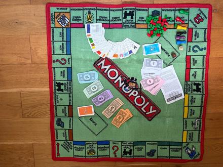 Monopoly - hraci koberec a prislusenstvo,