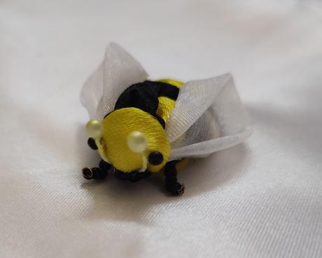 Včielka ako sponka do vlasov alebo ako brošňa, 