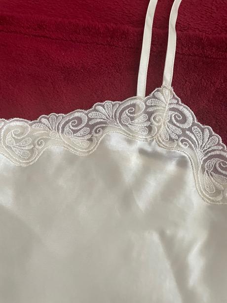 Satenova suprava s cipkou, 38