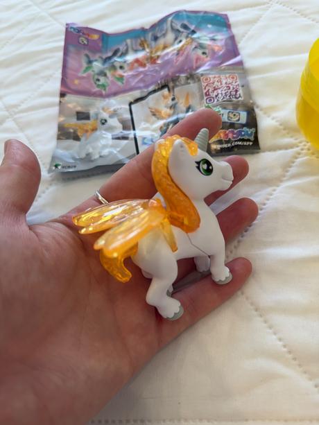 Kinder maxi jednorožec + 2 klasické hračky,