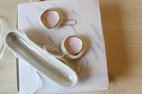 Náušnice porcelánové, škrupinky, s pravým zlatom,