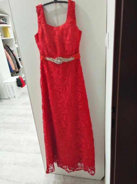Dlhé červené spoločenské šaty, 36