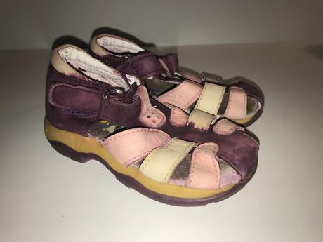 Fialové sandálky, 22