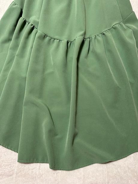 Hráškovo zelená asymetrická boho sukňa s opaskom,