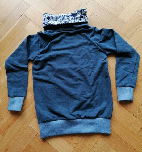 Mikina s ľudovým motívom, 110