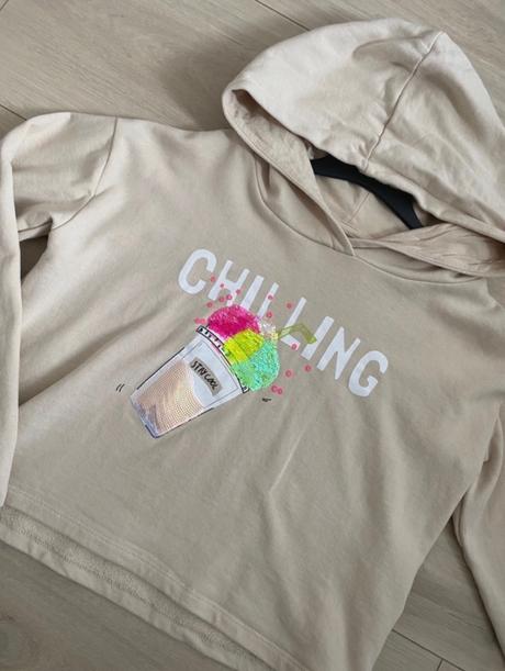 Krasna mikinka, reserved,158