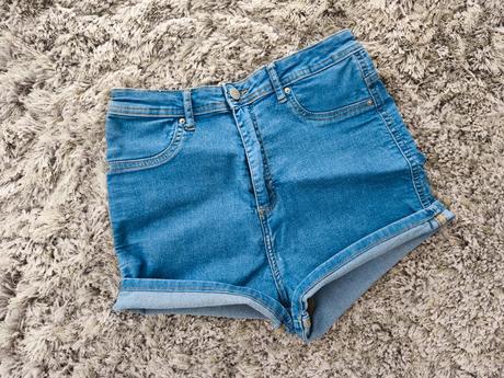Šortky s vysokým pásom. l/40 . cropp, l