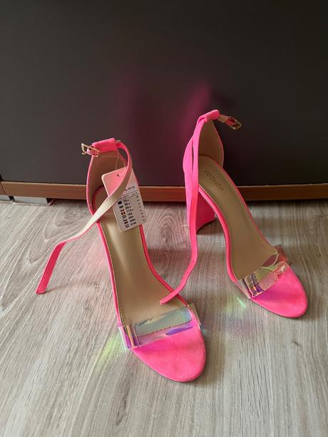 Nádherné sandálky, 39