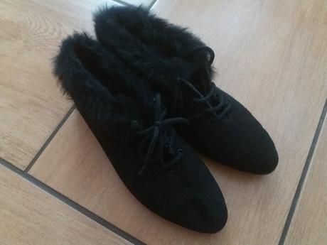 Čierne topánky s kožušinkou okolo členka, 40