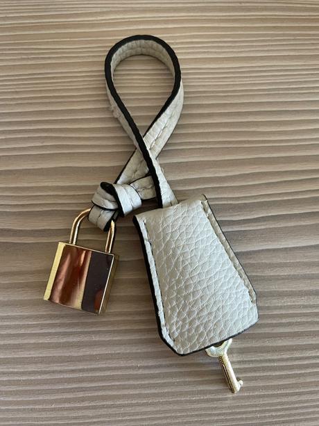 Zamok na kabelku, guess