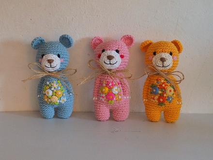 Macko s vyšívanými kvietkami 14cm - rôzne farby, 