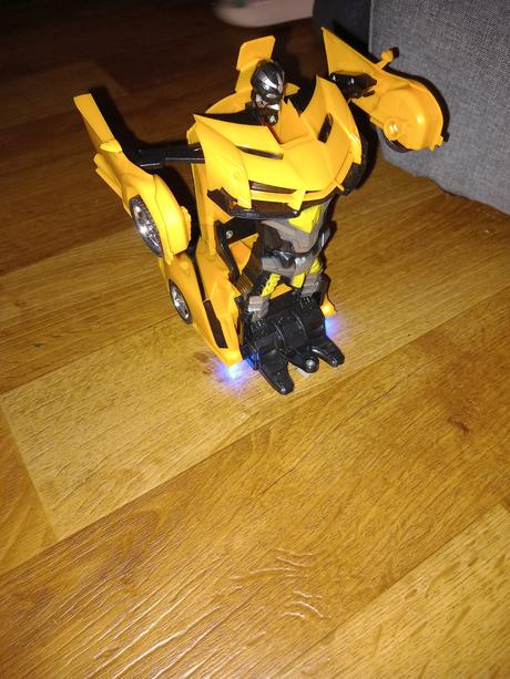 Auto na ovládanie zmení sa na robota, 