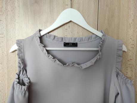 Sivé šaty s odhalenými ramenami, s