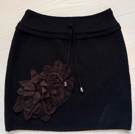 Italy - pletená sukňa s kvetom, m