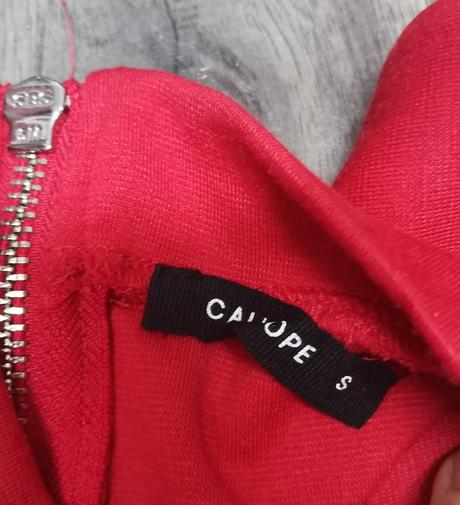 Červené šaty, calliope,s