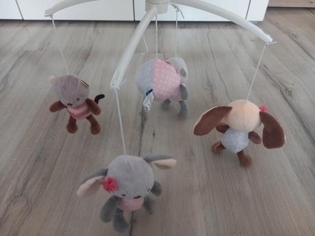 Krásny plyšový kolotoč nad postieľku, 