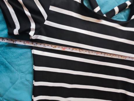 Mini šaty s krátkym rukávom, vzadu prekrizene, s