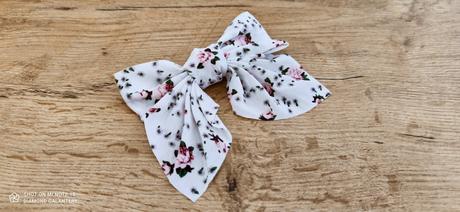 Mašľa do vlasov na sponke - 14x11 cm -biela kviet, 