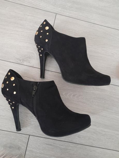 Čierne kotničky, 38