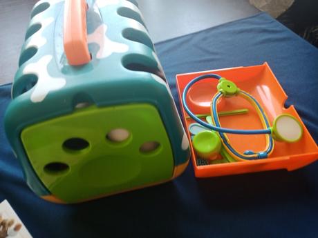 Veterinárna ambulancia. kniha, psík, box, 