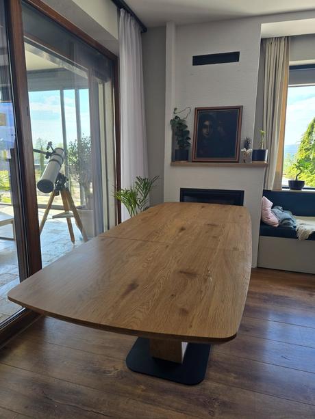 Rozkladací stôl + 5 sivých a 1 ružová stolička, 