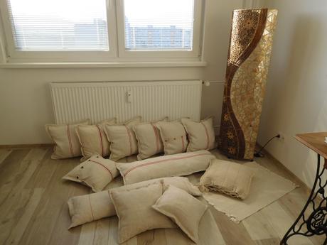 Vankúše menšie , vačšie, podlhovasté,, 