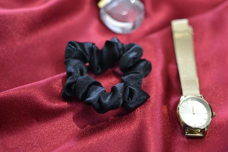 Čierna mini scrunchie gumička,